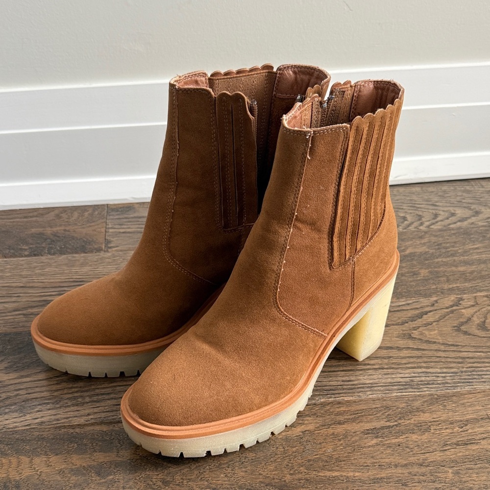 Elegant Tan Heeled Boots​ - Picture 2 of 6